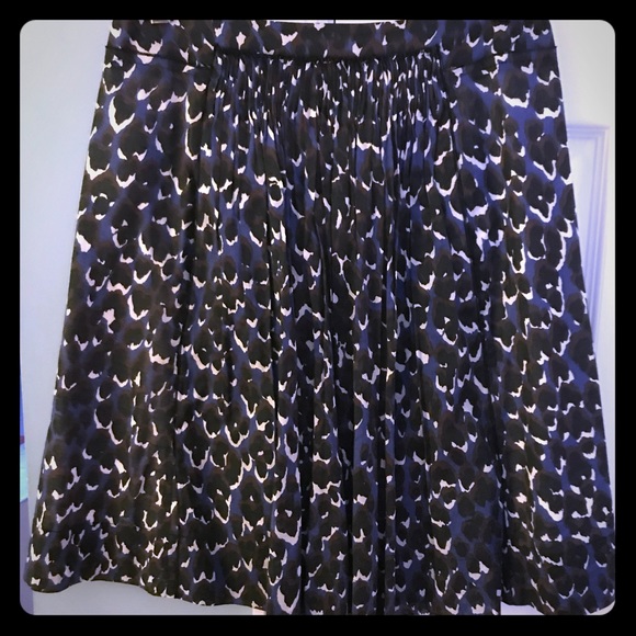 Elie Tahari Dresses & Skirts - Elie Tahari skirt with pleating. Zipper. Size 8